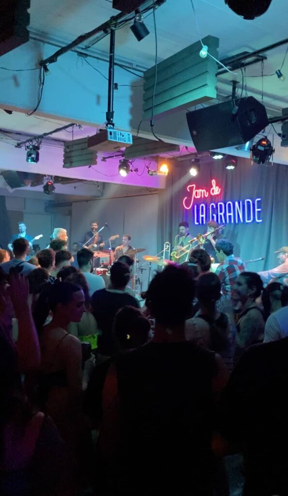 Crowd of people listening to live music at Martes de la Grande in Buenos Aires